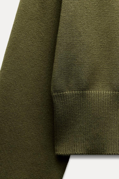 Kurzer Strickpullover mit weiten Ärmeln