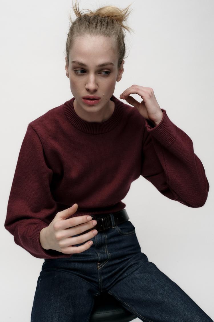 Kurzer Strickpullover mit weiten Ärmeln