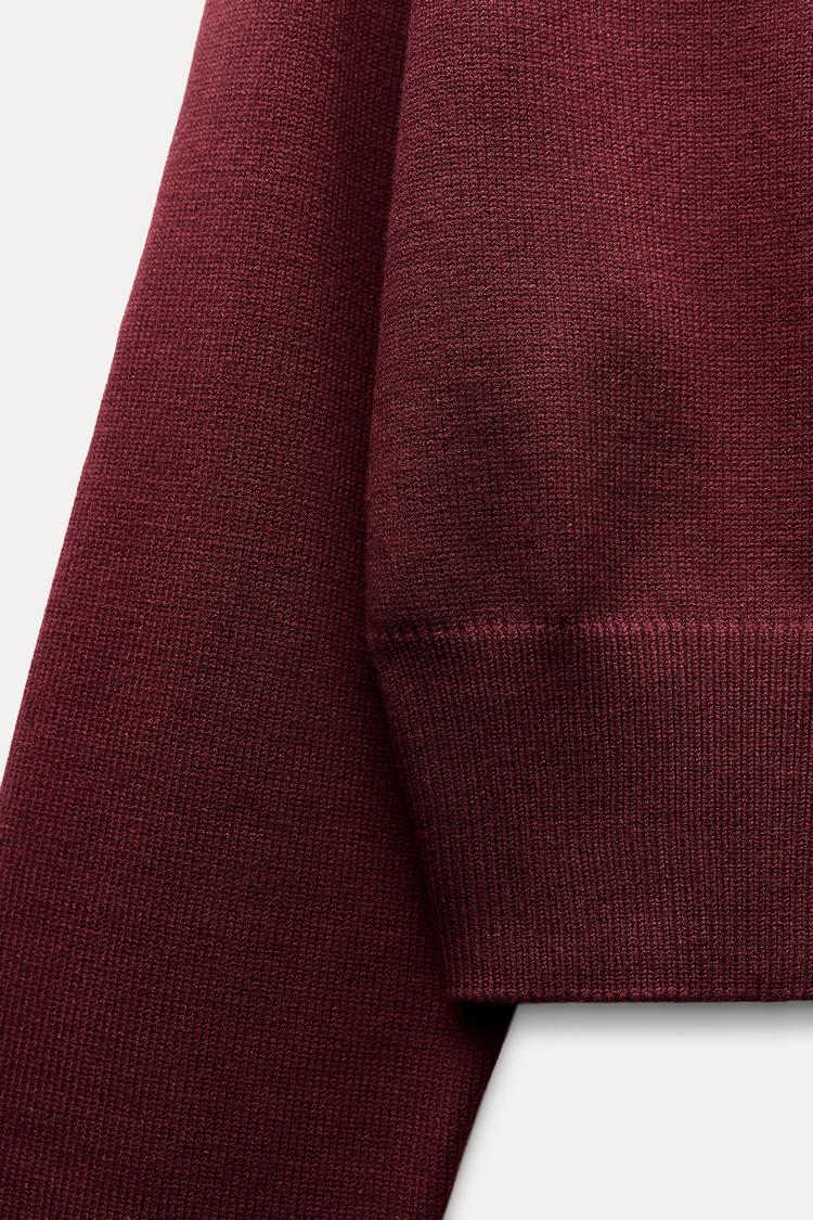 Kurzer Strickpullover mit weiten Ärmeln
