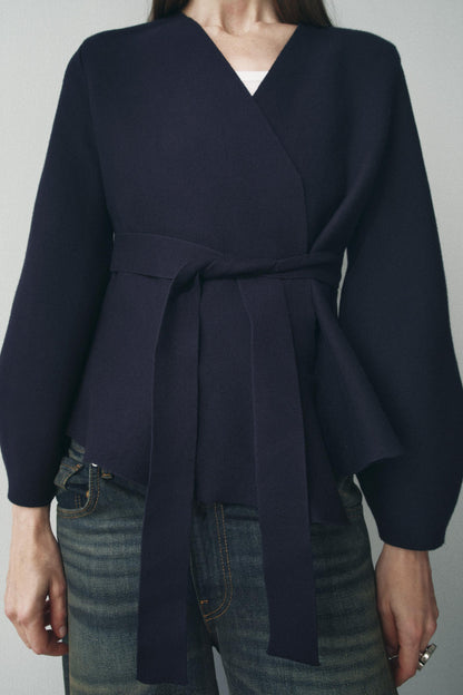 BLAZER MIT GÜRTEL UND SCHULTERPOLSTER
