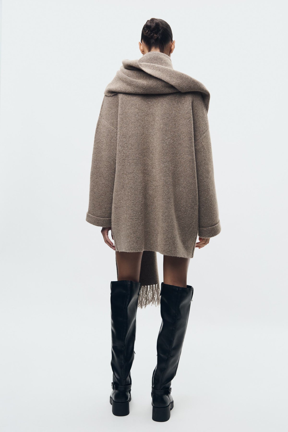 KURZER STRICKMANTEL MIT SCHAL