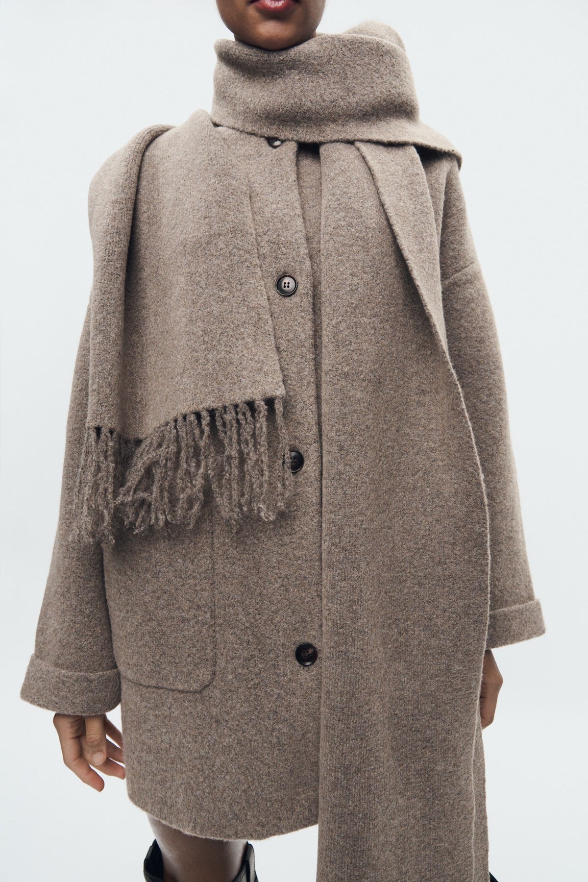 KURZER STRICKMANTEL MIT SCHAL