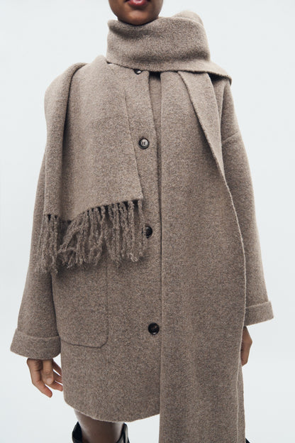 KURZER STRICKMANTEL MIT SCHAL