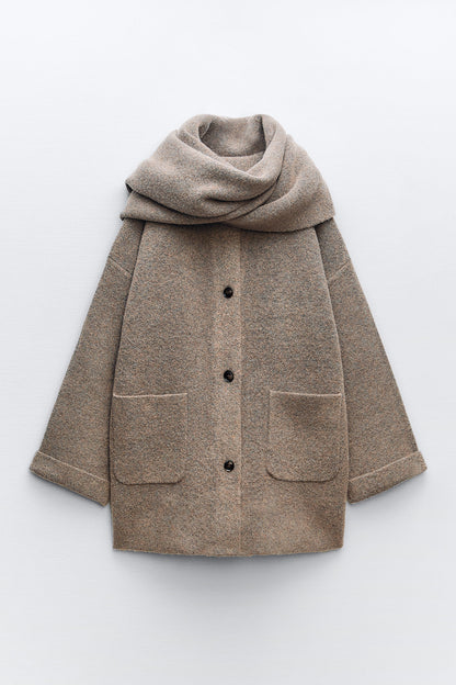 KURZER STRICKMANTEL MIT SCHAL