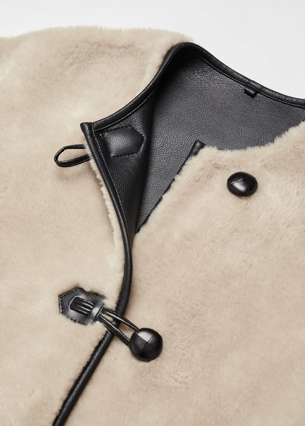 Faux-Fur-Mantel mit Applikationen