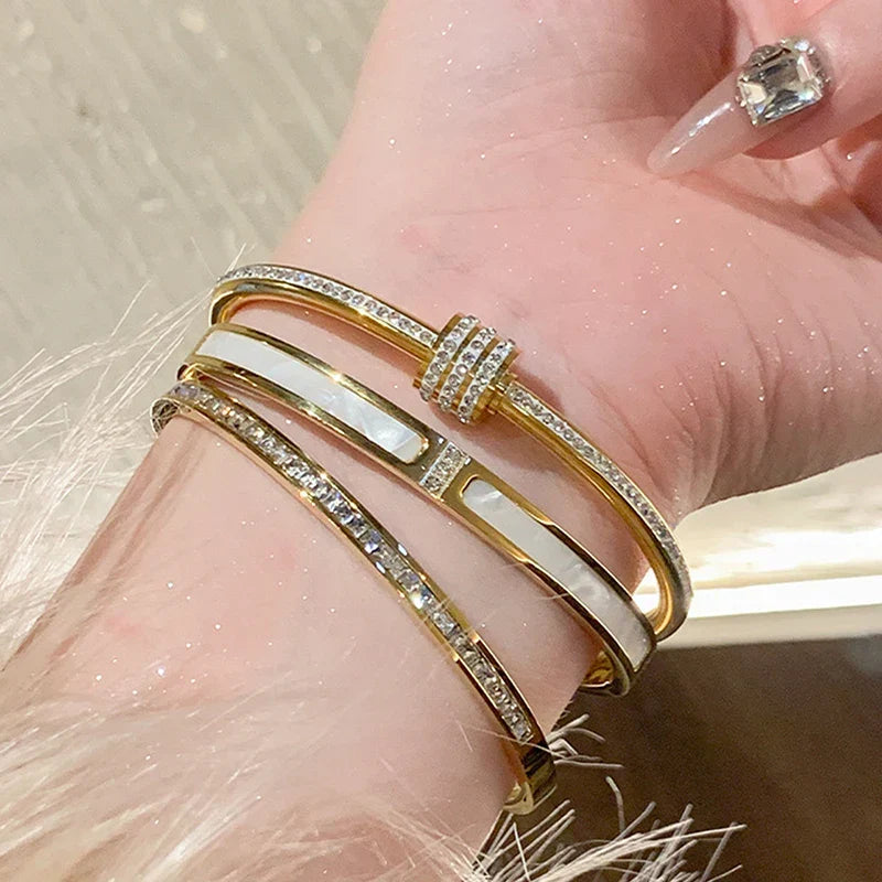 Klassisches Armband mit Perlmutt- und Zirkonia-Detail